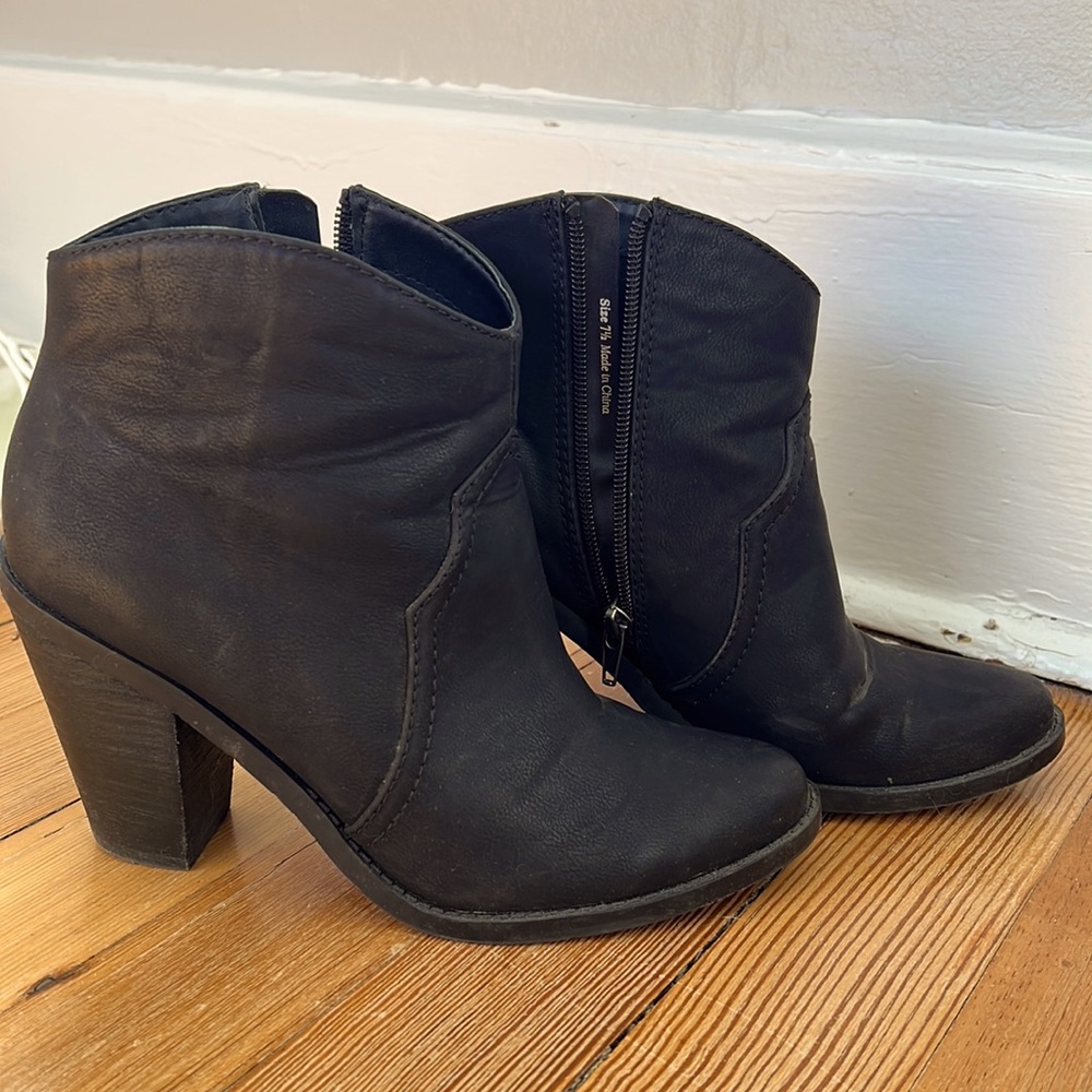 GUC DV 8 Black Booties, Size 7 1/2